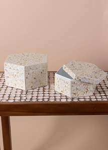 Caja hexagonal de nácar brillante, meticulosamente elaborada con joyero Capiz para organizar accesorios o presentar regalos - Product Image 6