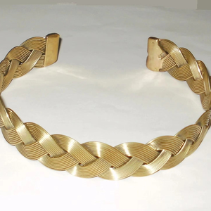 Brazalete de latón religioso moderno tradicional antiguo con alambre dorado de artesanía tradicional - Product Image 1