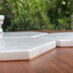 Posavasos hexagonales de mármol de Carrara imperfectos, favores de boda personalizables, posavasos elegantes de piedra Natural para invitados a casa - Product Image 4