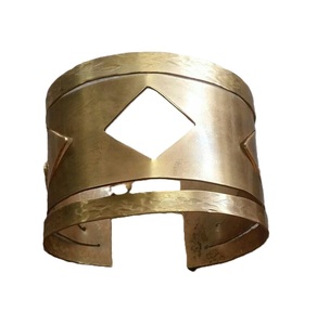 Bracelet de manchette élégant réglable en laiton pour les femmes Logo personnalisé Manchette de main en laiton fait à la main de luxe avec finition or antique - Product Image 4