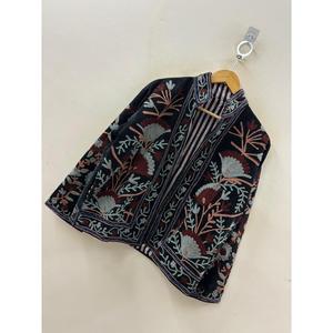 Chaqueta Reversible de Terciopelo con Bordado Floral Suzani, Hecha a Mano en Jaipur, Elegante Cuello Mandarín, Color Negro y Rosa Empolvado - Product Image 3