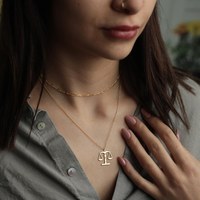 Collar de Plata de Ley 925 Chapado en Oro de 22K con Colgante Minimalista de Balanza de la Justicia y Símbolo de la Ley, Altamente Pulido
