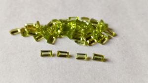 Piedra preciosa de peridoto natural 1,5x3mm Baguette Taper Piedras de peridoto facetadas sueltas Venta al por mayor Lote de gemas de corte esmeralda verde - Product Image 3