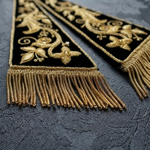 Estola de terciopelo de lujo con bordado dorado y distintivo de pedrería para decoración de prendas - Product Image 4