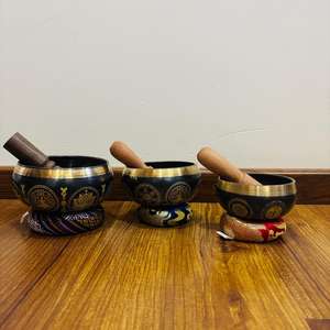 Bol chantant artisanal en métal en bronze sur le thème bouddhiste traditionnel pour la thérapie par le son et la guérison des chakras - Product Image 1