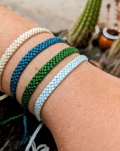 Pulsera de Amistad tejida hecha a mano simple, bandas apilables, Boho Beach Vibes - Product Image 2