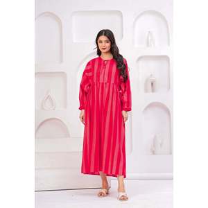 Robe en coton rose avec jupe ample, longueur ras du sol, élégante et décontractée, taille XL, avec détails translucides pour les occasions de jour - Product Image 4