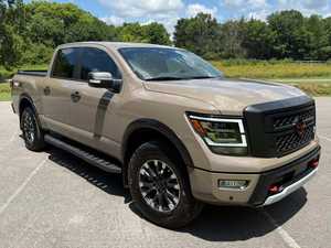 Titan PRO-4X 2024 Usado, Cabina Doble, 4x4, Asientos de Cuero, Paquete Eléctrico, Navegación Bluetooth, Rines Premium R18, ACC, Volante a la Izquierda, Color Oscuro - Product Image 2