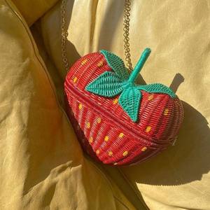 Sac à main en forme de cœur en rotin tissé à la main au design unique vente en gros de nouveaux sacs à main rouges à la fraise - Product Image 6