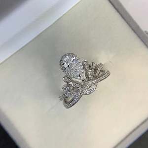 Bague de fiançailles en diamant de laboratoire en forme de poire certifié IGI 3,50 carats au total, design unique en or avec halo et pierres latérales, couleur DEF, pureté VVS - Product Image 4