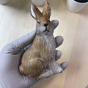 Statua di Coniglio in Legno Intagliata a Mano YEEYAYA, Decorazione Unica per la Casa, Figurine in Legno di Animali Selvatici, Idea Regalo di Natale - Product Image 5