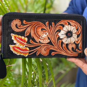 Cartera de cuero con estampado occidental para mujer, Cartera de cuero genuino pintada a mano con flores talladas - Product Image 1