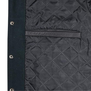 Chaqueta Varsity Negra de Lujo para Hombre – Chaqueta Deportiva Auténtica con Mangas en Contraste con Aspecto de Cuero Crema - Product Image 6