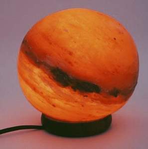 Lámpara de esfera de sal rosa del Himalaya tallada a mano, decoración artística natural única para el hogar, artesanías naturales de amor pakistaní - Product Image 2