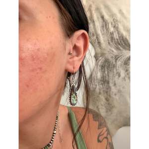 Pendientes Colgantes Hechos a Mano en Plata de Ley y Turquesa Negra Estilo Navajo con Forma de Gota de Agua - Product Image 2