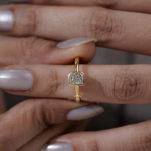 Anillo de Compromiso con Diamante Cultivado en Laboratorio y Colgante con la Letra 'B', Producto Elegante y Personalizable - Product Image 6