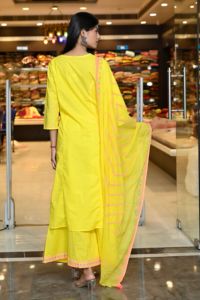 Conjunto de Kurta Amarillo de Corte Recto con Bordado, Cuello en V, Sin Mangas, Transpirable, con Dupatta, Hecho a Mano en India, de Algodón, Elegante, de Diseñador, para Mujer - Product Image 2