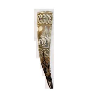 Cuerno para beber artesanal de alta capacidad con textura rústica y correa para eventos temáticos de bebida y uso entusiasta medieval - Product Image 1