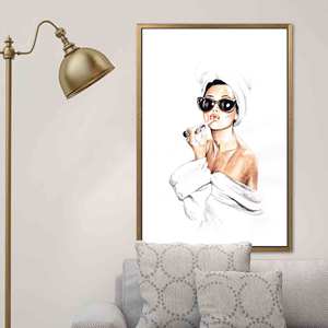 Obra de arte impresa en lienzo plano - Decoración de pared Vogue Audrey Hepburn, con marco dorado - Product Image 1