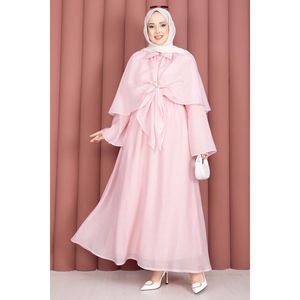 ชุดฮิญาบผ้าชีฟองสีชมพูแบบสามชิ้น พร้อมดีเทลเข็มกลัดสุดหรูที่ด้านบน - Product Image 1