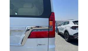 รถมือสอง แกรนเวีย ปี 2023/2024 รุ่น R20 ขับเคลื่อนสี่ล้อ เบาะหนัง 5 ที่นั่ง เกียร์ออโต้ สีขาว รถเก๋ง กล้อง 360 องศา เครื่องยนต์ 4.5 ลิตร V8 400 แรงม้า หลังคาซันรูฟแบบพาโนรามา - Product Image 2