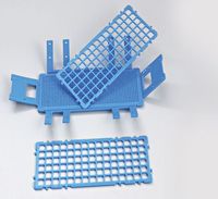 Support de tube à essai utilisé pour tenir les tubes en position verticale et alignée pour une manipulation facile des tubes et pour éviter les bris ou les déversements.
