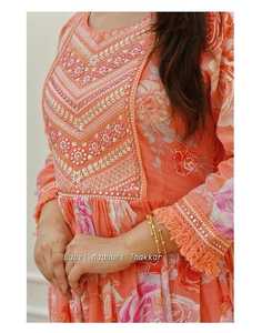 Traje de rayón de corte Nyra con bordado floral naranja con pantalones a juego y dupatta tie-dye de gasa para todas las damas elegantes - Product Image 3