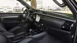 Precio con Descuento Especial 2025 T O Y O T A HI-LUX GR SPORT 2.8D – NEGRO - Product Image 5