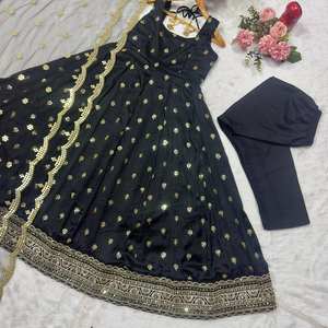 Ensemble Anarkali noir brodé pour femme Unity Luxure avec dupatta - Un ensemble composé d'un haut long et d'une jupe longue jusqu'aux chevilles - Product Image 5