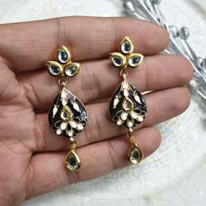 Pendientes colgantes Kundan de esmalte negro para mujer, joyería de boda india tradicional, acabado dorado ligero, diseño de pendientes para fiesta - Product Image 3