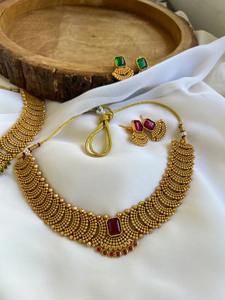 Ensemble de collier de temple traditionnel avec boucles d'oreilles en cristal plaqué or vintage pour ensembles de bijoux de mariée, occasions de fête - Product Image 4