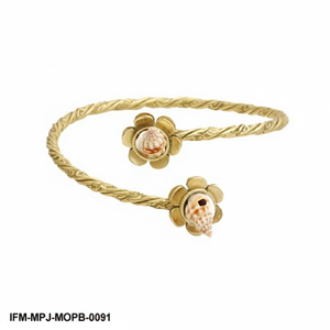 Brazalete Abierto Ajustable de Latón Hecho a Mano con Concha de Cauri Natural y Detalles Florales de Nácar - Product Image 1