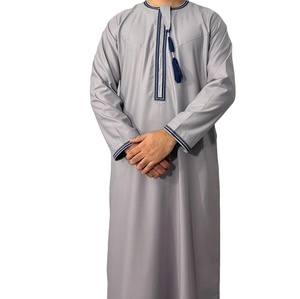 2023 nouveau design en gros robe musulmane musulmane dubaï islamique thobe vêtements hommes Thobe solide teint hommes personnalisé poitrine tussle conception - Product Image 5