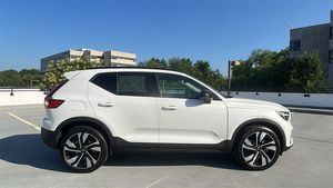 2023 XC60 B5 Plus Automatique AWD Thème Sombre R19 8L Volant à Gauche Sièges en Cuir Toit Ouvrant Caméra Arrière 360° Phares LED 5 - Product Image 3