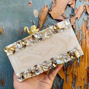 Elegante bolso de mano de resina hecho a mano para aspecto de lujo Bolso de mano de resina personalizado para damas de honor y novias a precio barato - Product Image 4