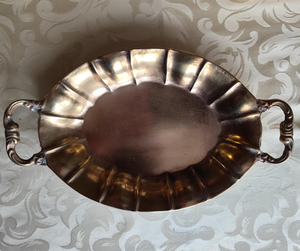 Grand plateau de service décoratif en laiton argenté antique avec finition vintage idéal pour les mariages et les réunions formelles - Product Image 5