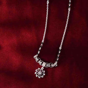 Collier en argent avec perles et fleurs pour mariage ou occasions religieuses - Cadeau pour femme - Product Image 2