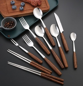 Juego de Cubiertos Ecológicos de Acero Inoxidable y Madera con un Acabado Único, Ideal para Cocinas y Comedores Modernos - Product Image 2