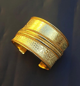 Large manchette jonc en laiton gravé. Textures superposées pour un look riche, disponibles au prix de gros - Product Image 1