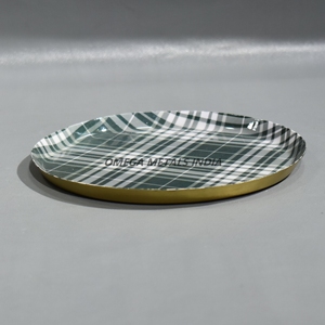 Elegante bandeja redonda para servir en Diseño a cuadros verdes y blancos, Perfecta para servir aperitivos y agregar un toque de encanto rústico - Product Image 6