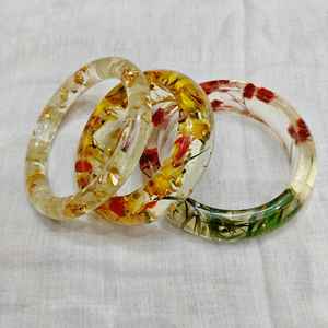 กำไลข้อมือเรซิ่นลายดอกไม้สำหรับผู้หญิง น้ำหนักเบาและทนทาน กำไลแฟชั่นหลากสีสัน - Product Image 5