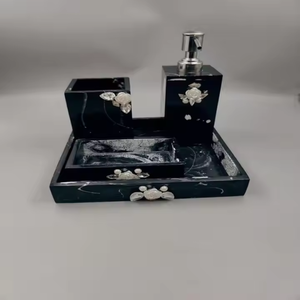 Ensemble de salle de bain en résine fait à la main contemporain élégant organisateur de coiffeuse porte-savon porte-brosse à dents plateau à gobelet décor à la maison de luxe - Product Image 1