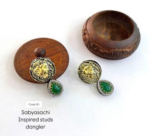 Pendientes Kundan Jhumka hechos a mano especiales para festivales tradicionales, acabado chapado en oro con detalles de perlas - Product Image 1