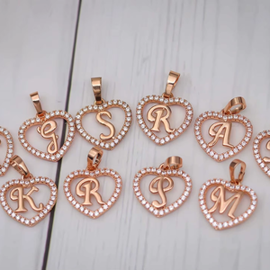 Colgante de Acero Inoxidable Chapado en Oro con Letras del Alfabeto en Forma de Corazón con Circonitas Cúbicas para Niños - Product Image 1