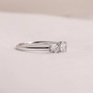 Anillo de compromiso de tres piedras CZ blanco de corte redondo de 5,5mm en plata joyería de promesa nupcial al por mayor fabricante de moda OEM personalizado - Product Image 2