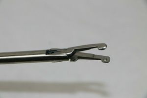 Aplique de abrazadera <span class=keywords><strong>Bulldog</strong></span> de acero inoxidable laparoscópico aprobado por la CE, 6 Clips desmontables, instrumentos quirúrgicos reutilizables de 10mm x 330mm