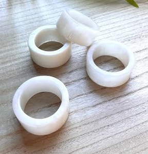 Anneaux de serviette écologiques en bois brillant dans une construction lisse et durable pour les événements formels et les tables à manger élégantes à la maison - Product Image 3