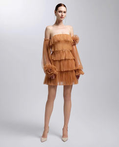 Robe Muse à épaules dénudées, marron nude, à volants, en maille plissée, mini-robe romantique, manches bouffantes à fleurs 3D, fabriquée au Vietnam - Product Image 4