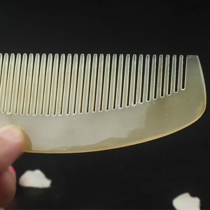 Peine Semilunar de Cuerno Natural, Peine Antiestático de Cuerno de Cabra Portátil, Múltiples Tamaños para Masaje del Cuero Cabelludo y Cuidado del Cabello - Product Image 5