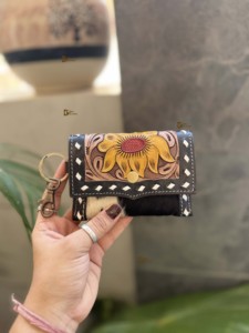 Monedero de cuero de vaca de estilo occidental para mujer, nueva minicartera multiusos tallada a mano con características de regalo - Product Image 2
